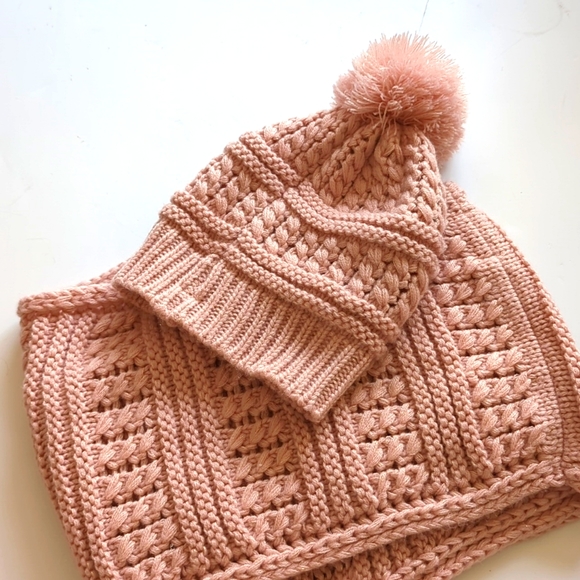 Max Studio Beautiful Acrylic Knit Scarf & Beanie - Picture 6 of 7